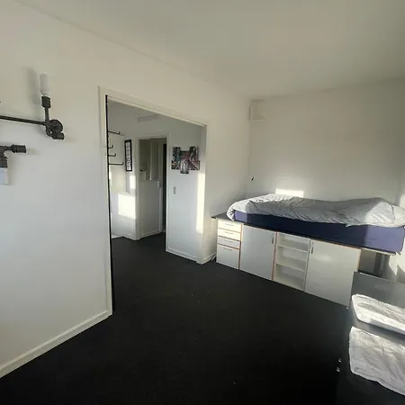 Airport Apartment *